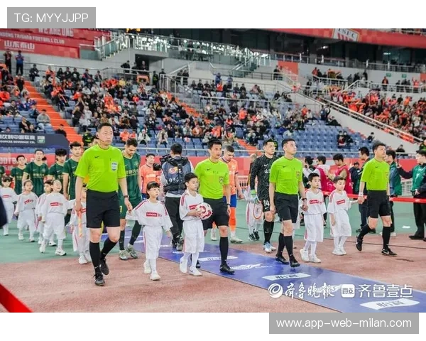 球员在中超赛场上展现出出色的团队配合意识,中超球员入场