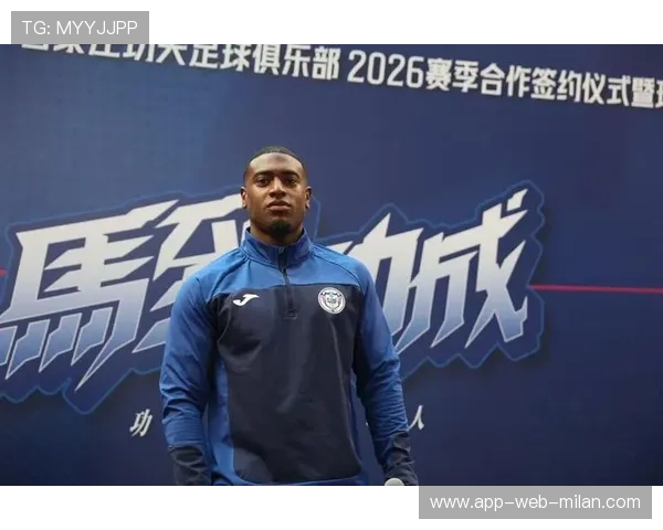 石家庄功夫新前锋背身扛住对抗,回做球干净利落