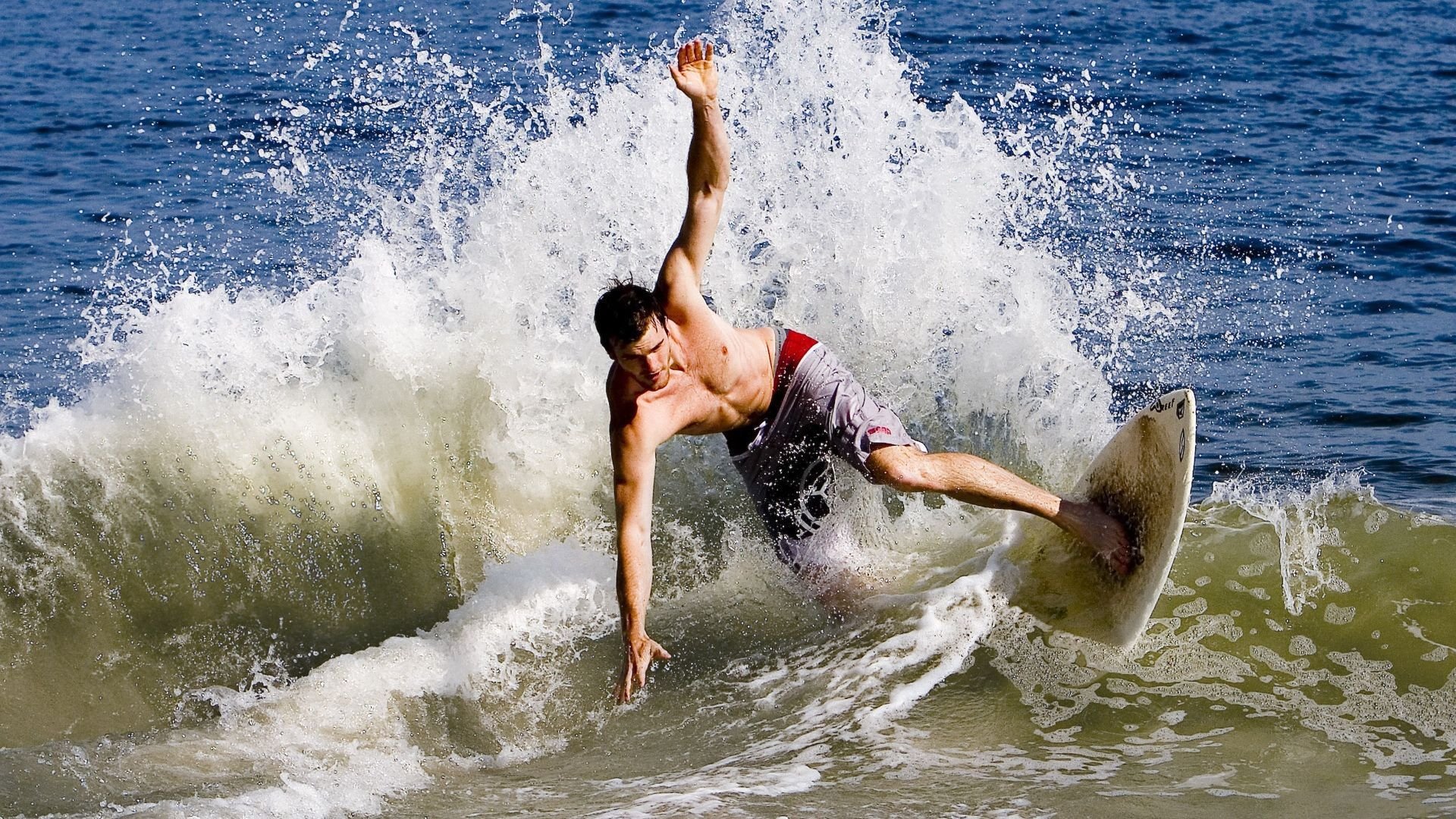 米兰体育在线-海鹰防守压制力惊人，对手全场仅得10分，海鹰防守组